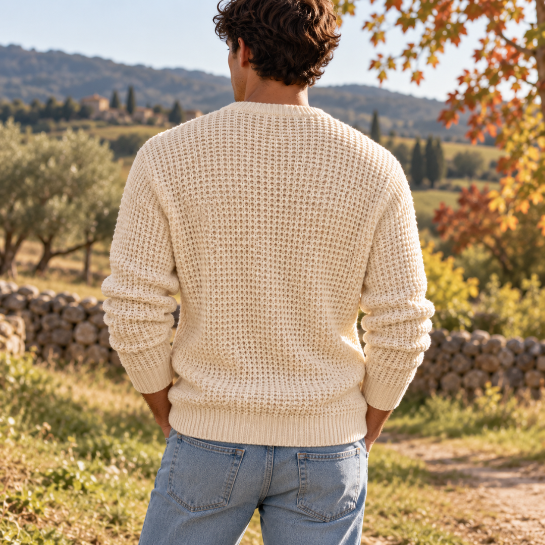 Dos du pull homme crème en maille gaufrée, épaules larges et bas côtelé