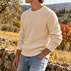 Pull homme crème gaufré de trois quarts, col rond côtelé et manches longues