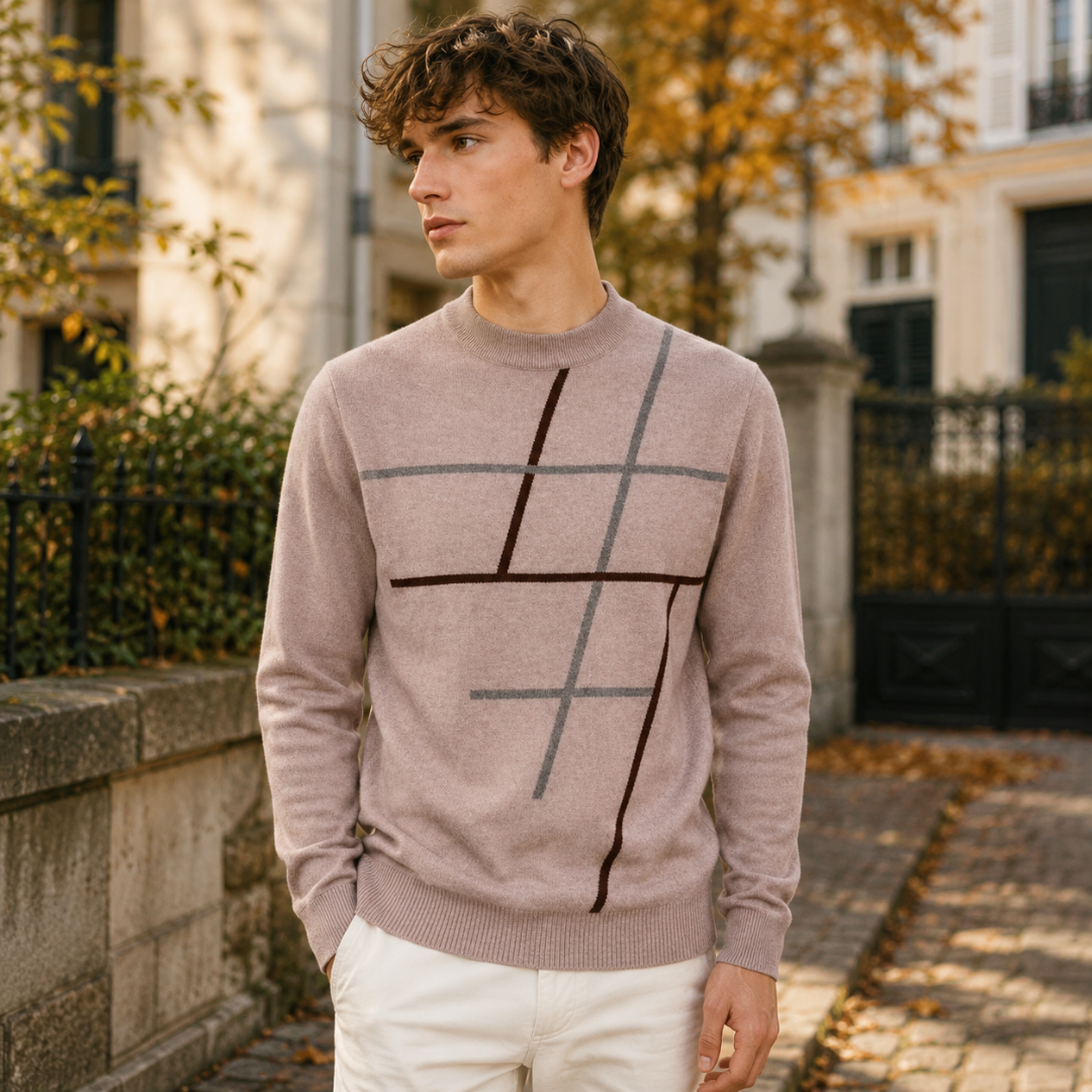 Pull homme camel à col montant et lignes graphiques bordeaux et grises sur le devant