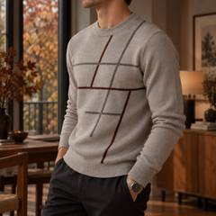 Pull homme camel  vu de trois quarts, lignes graphiques bordeaux et poignets côtelés