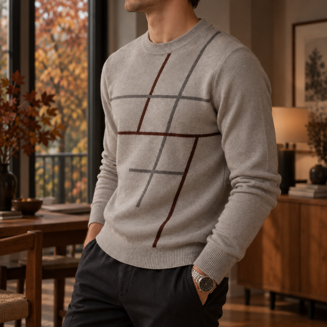 Pull homme camel  vu de trois quarts, lignes graphiques bordeaux et poignets côtelés