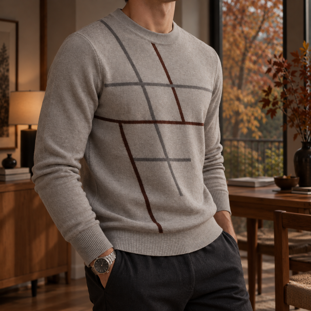 Pull homme camel porté de profil, tracés bordeaux et gris sur le buste