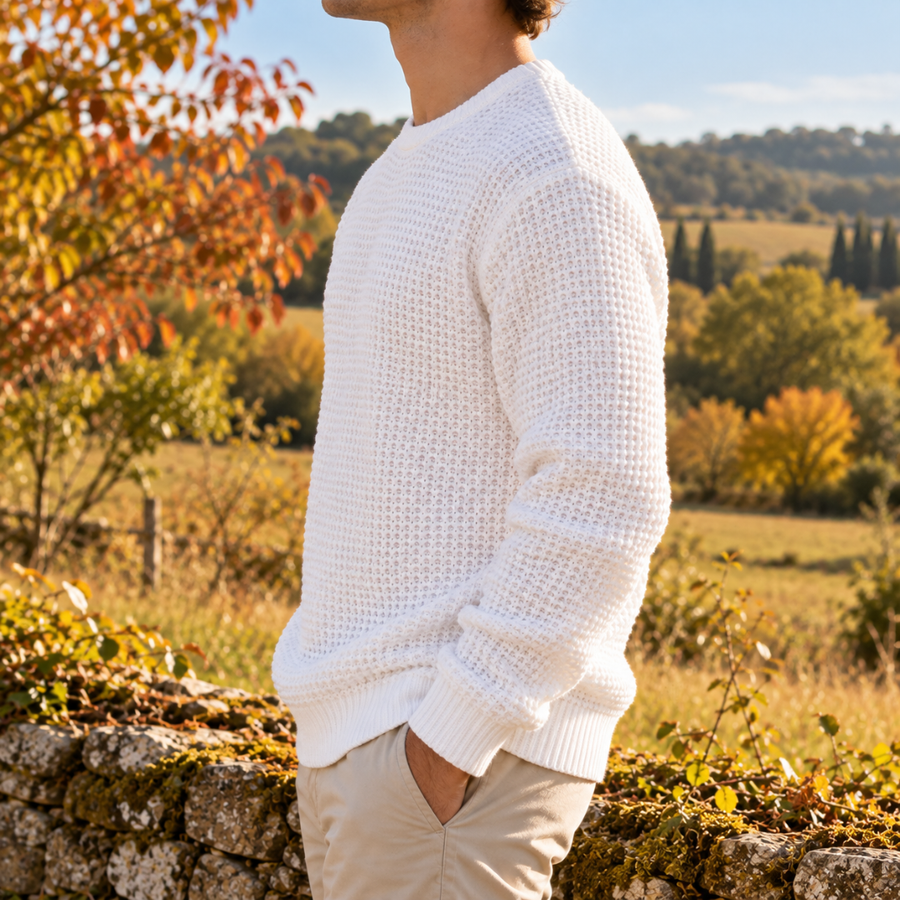 Pull homme blanc maille gaufrée de profil, poignets et bas côtelés visibles