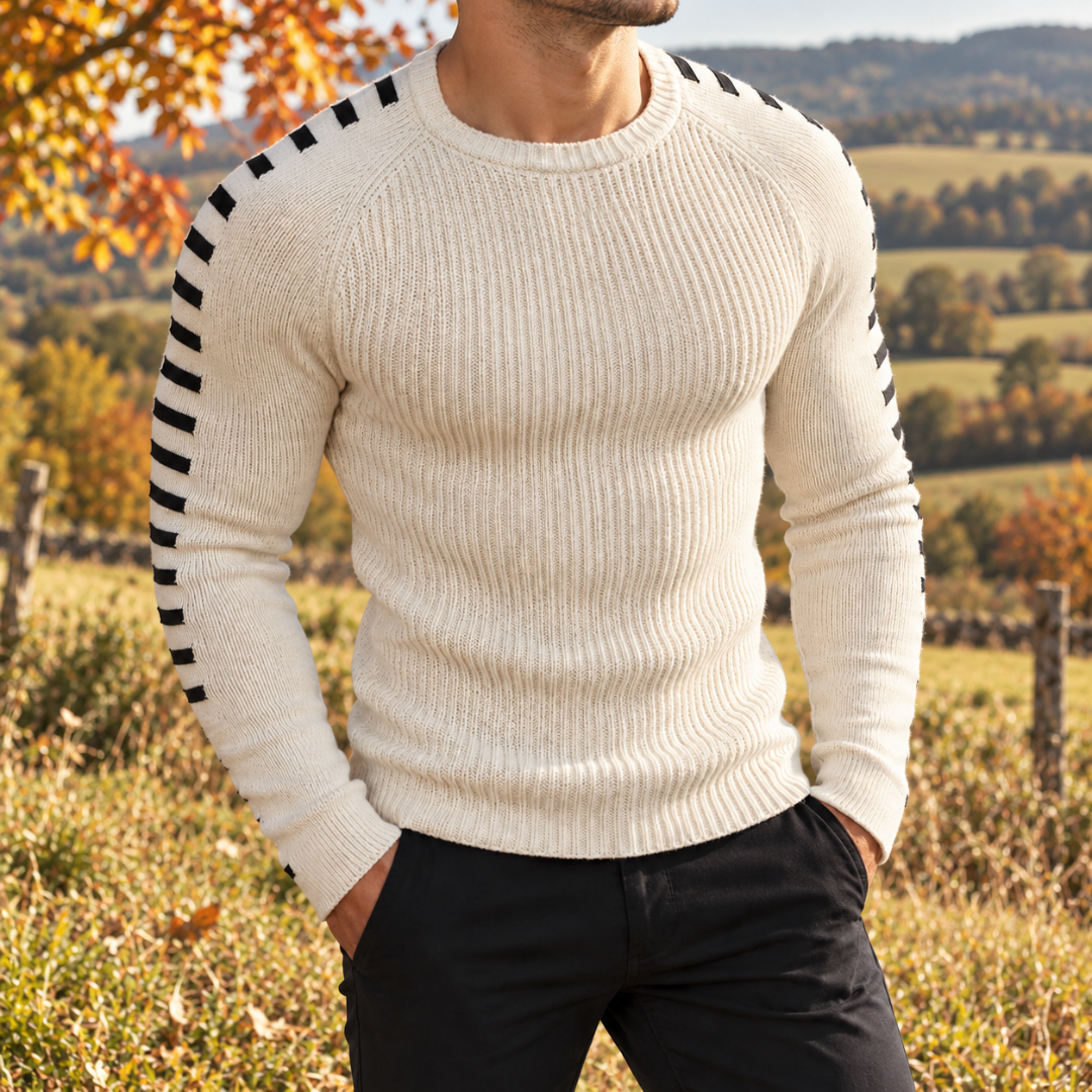 Pull homme blanc en maille côtelée avec bandes noires le long des manches