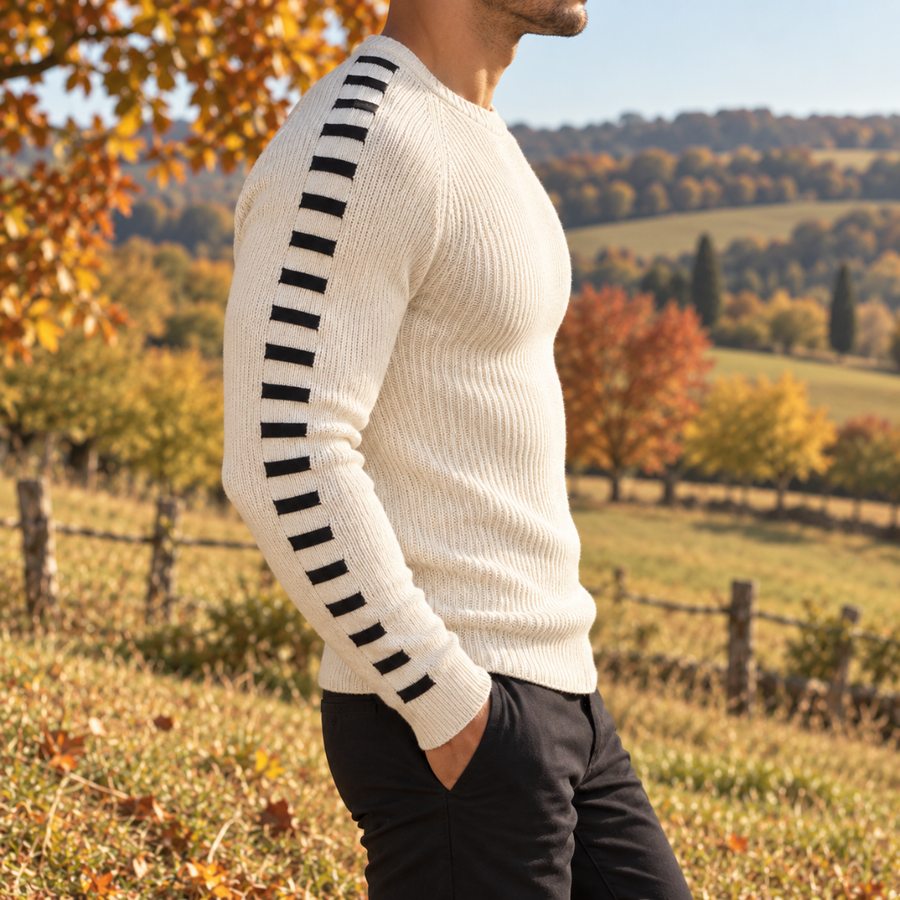 Vue de profil du pull blanc montrant les bandes contrastées sur la manche raglan