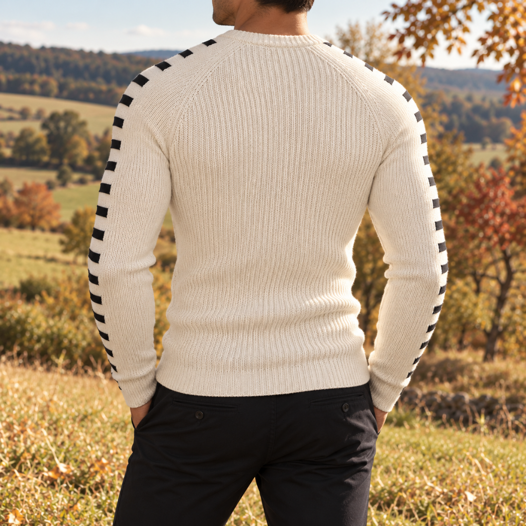 Dos du pull homme blanc côtelé avec coutures raglan et bandes noires
