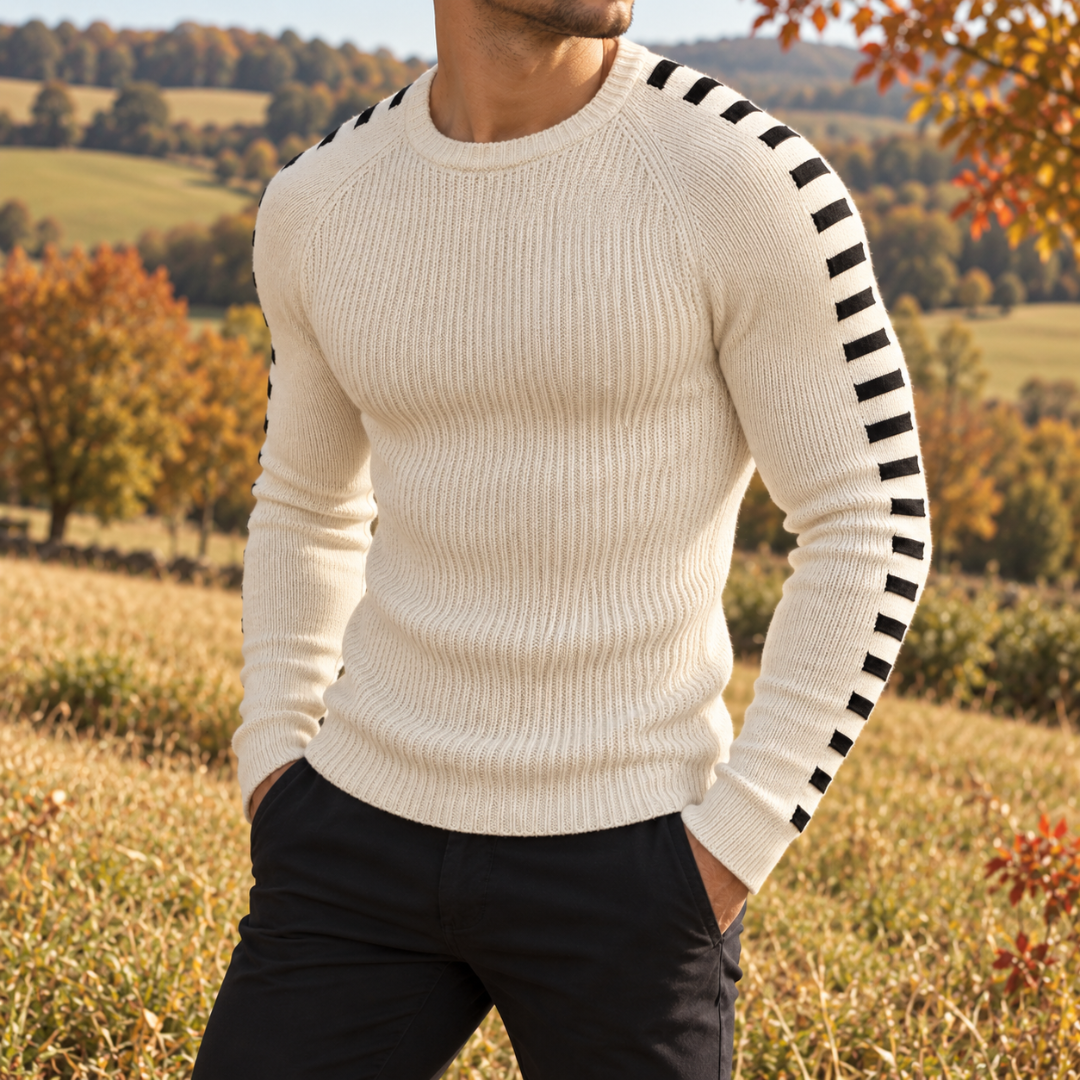 Pull blanc à col rond côtelé porté avec un pantalon noir en extérieur