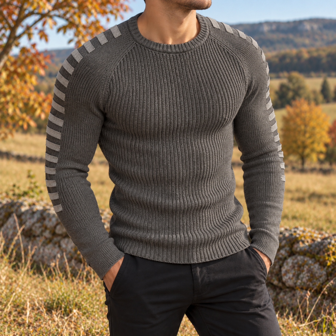 Pull homme gris foncé en maille côtelée avec bandes claires sur les manches