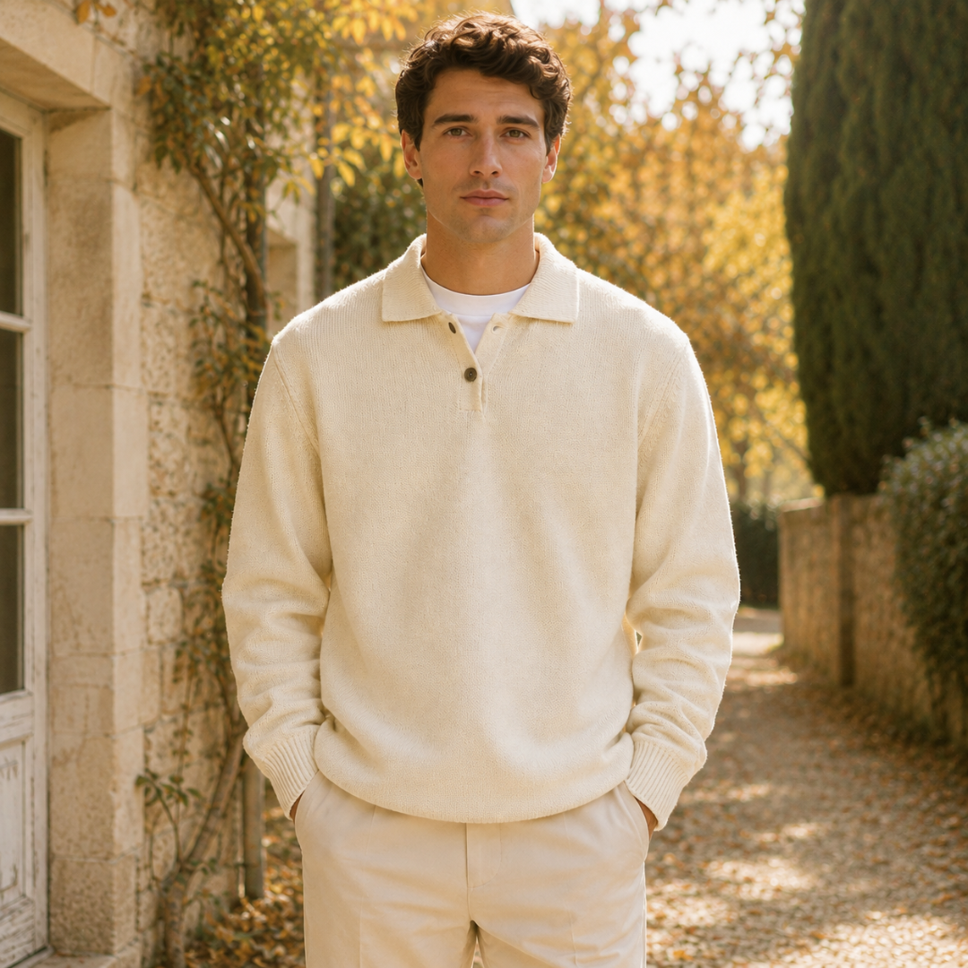 Pull homme beige à col polo et patte boutonnée, porté de face en extérieur