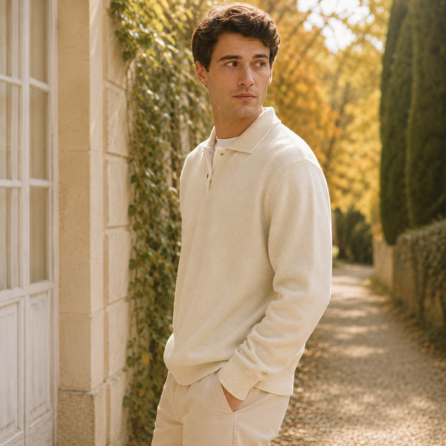 Pull homme beige col polo vu de profil, poignets et bas côtelés visibles