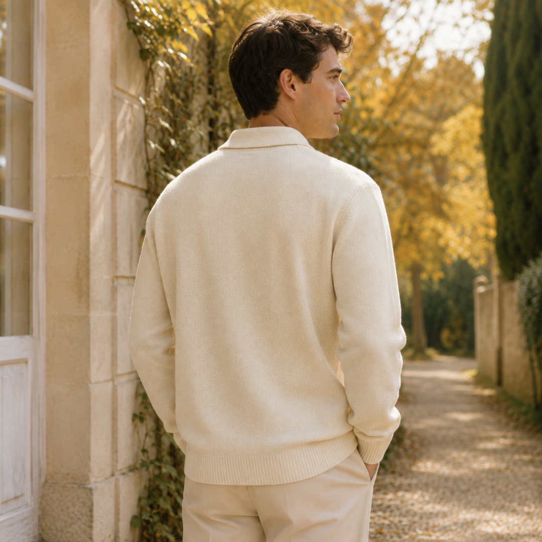 Dos du pull homme beige à col polo avec bord côtelé au bas