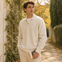 Pull homme beige à manches longues et col polo ouvert, allure décontractée