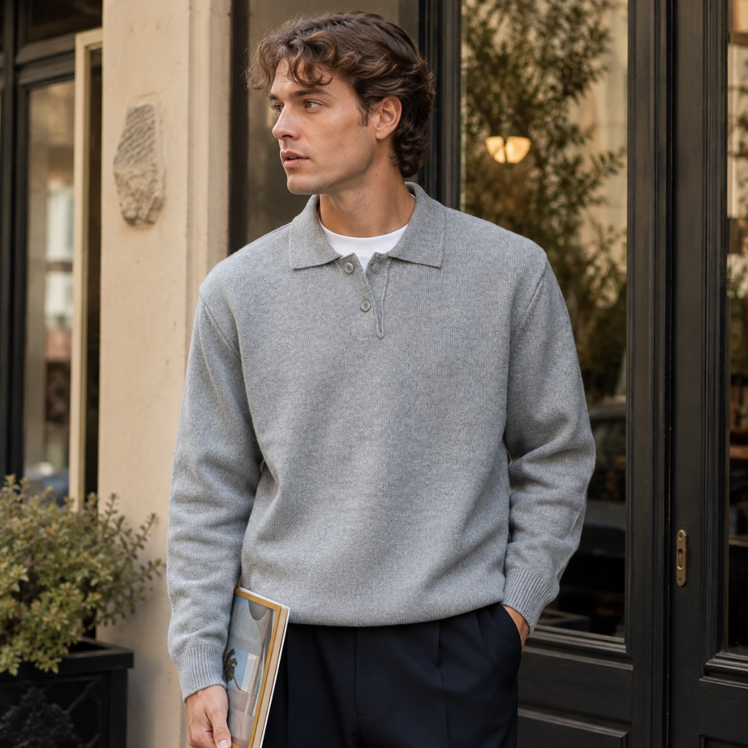 Pull homme gris clair à col polo boutonné, manches longues et poignets côtelés