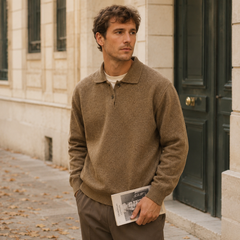 Pull homme marron à col polo et deux boutons, porté sur un pantalon foncé