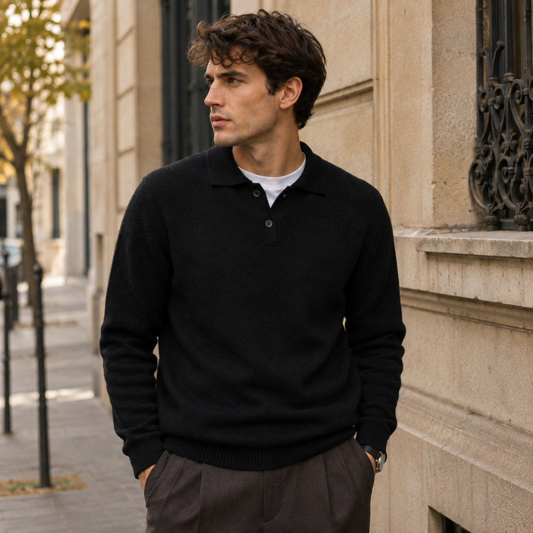 Pull homme noir à col polo avec patte boutonnée, porté en ville