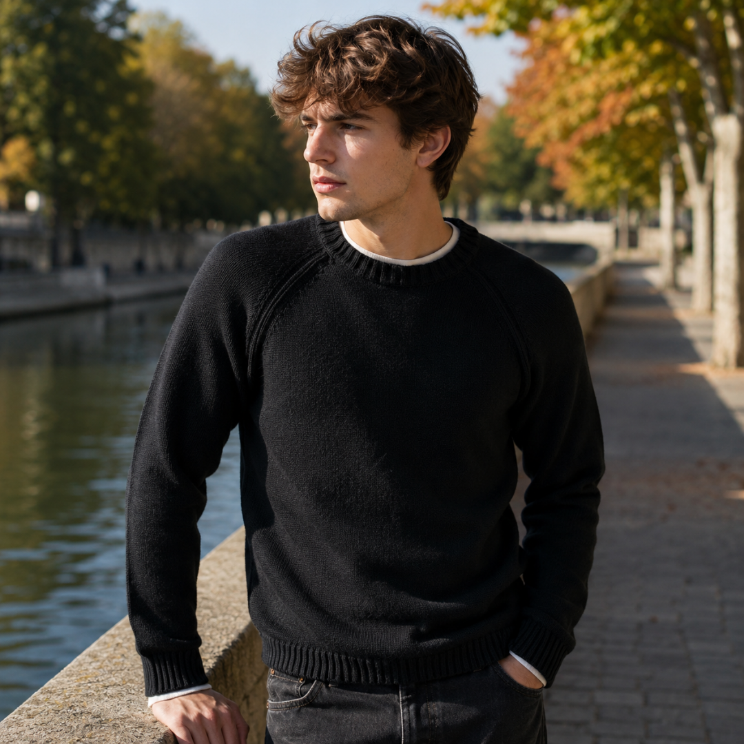 Pull homme noir en maille unie à col rond côtelé et manches raglan
