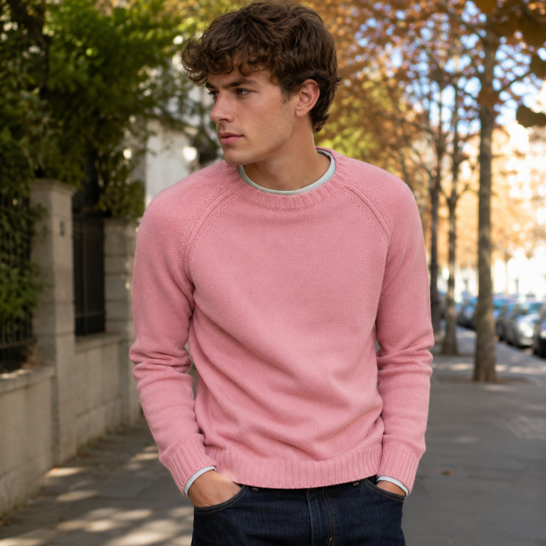 Pull homme rose en maille à manches raglan porté sur un t-shirt blanc