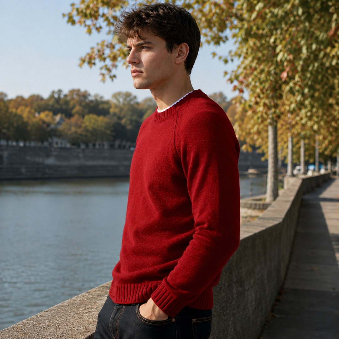 Pull rouge homme de profil, manches raglan et poignets côtelés bien visibles