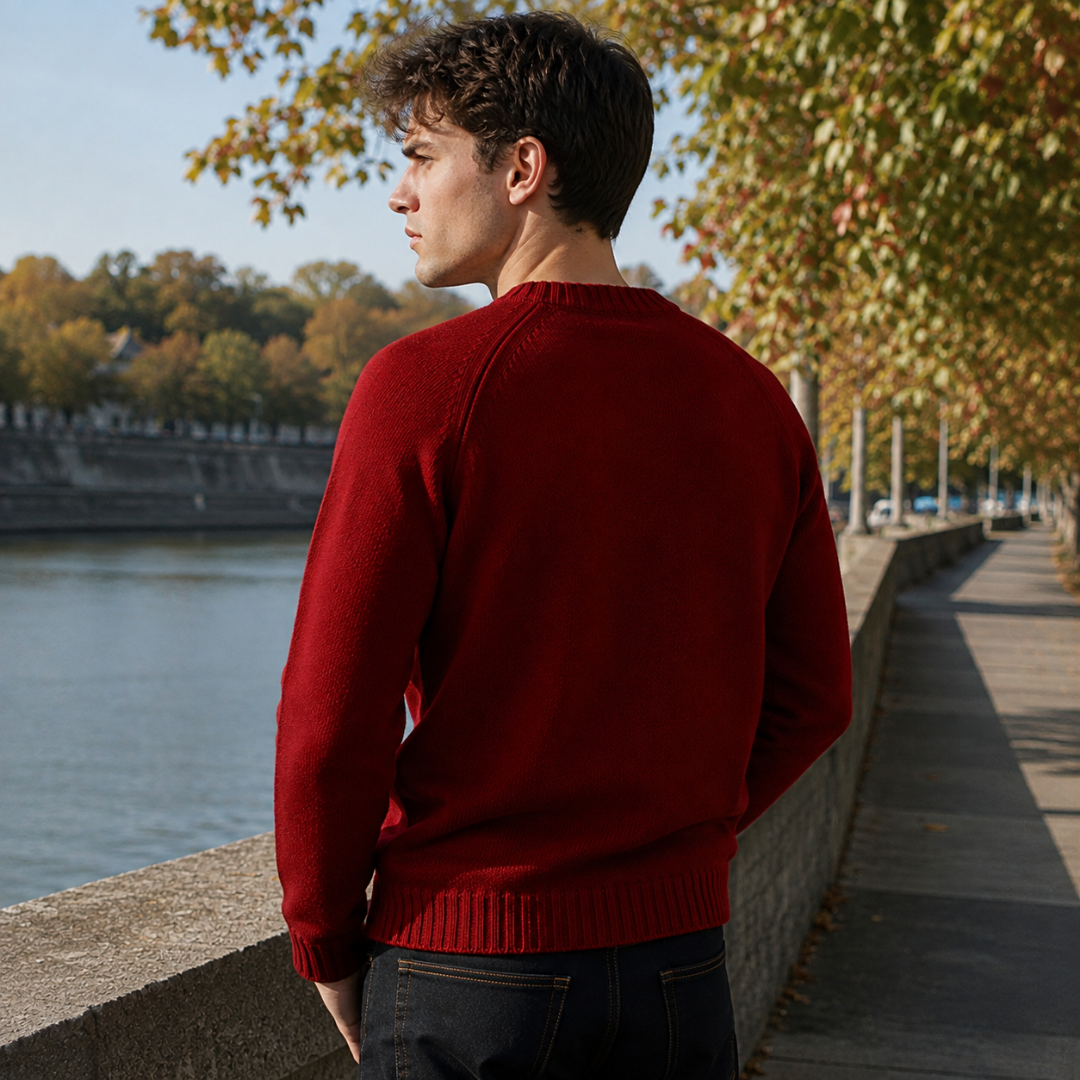 Vue de dos d'un pull homme rouge, couture raglan et encolure côtelée visibles