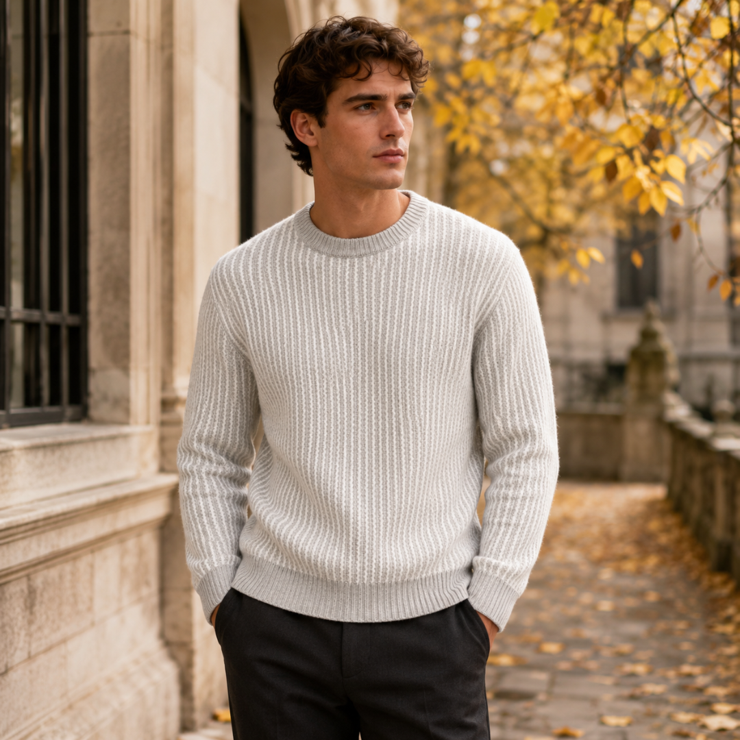Pull homme blanc en maille côtelée à fines rayures verticales et col rond