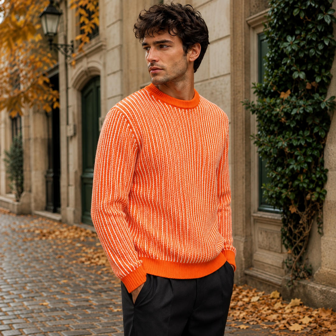 Pull homme orange rayé porté avec un pantalon noir, col rond apparent