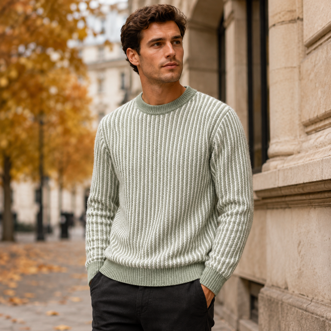 Pull homme vert clair à rayures verticales blanches, poignets en bord-côte