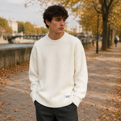 Pull homme blanc en maille texturée avec col rond côtelé, porté en extérieur