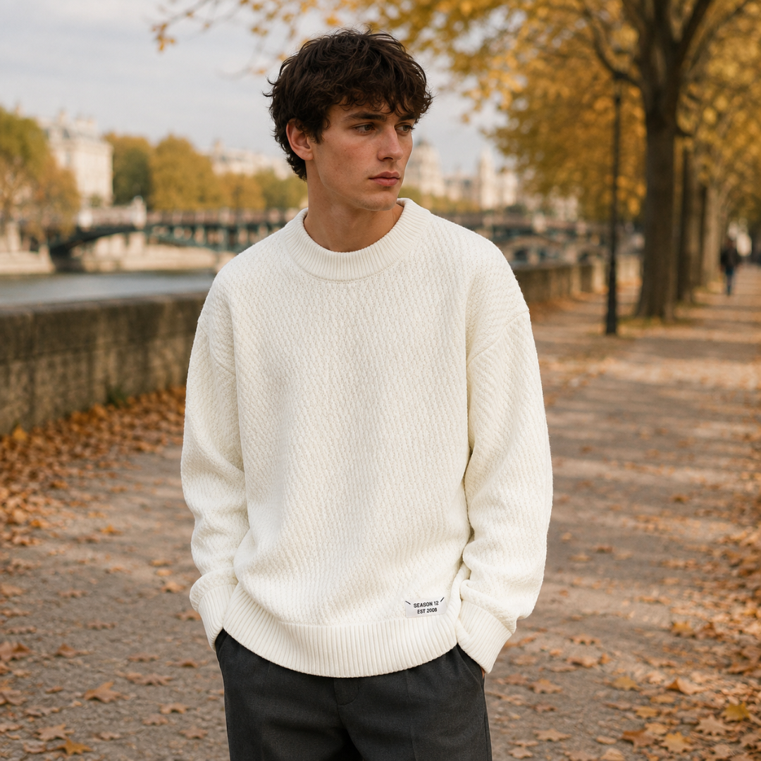 Pull homme blanc en maille texturée avec col rond côtelé, porté en extérieur