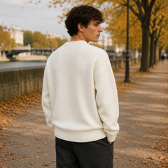 Dos du pull homme blanc en maille texturée avec bas et poignets côtelés