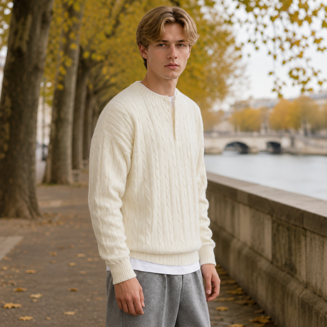 Pull homme blanc en maille torsadée avec patte boutonnée à l'encolure ronde