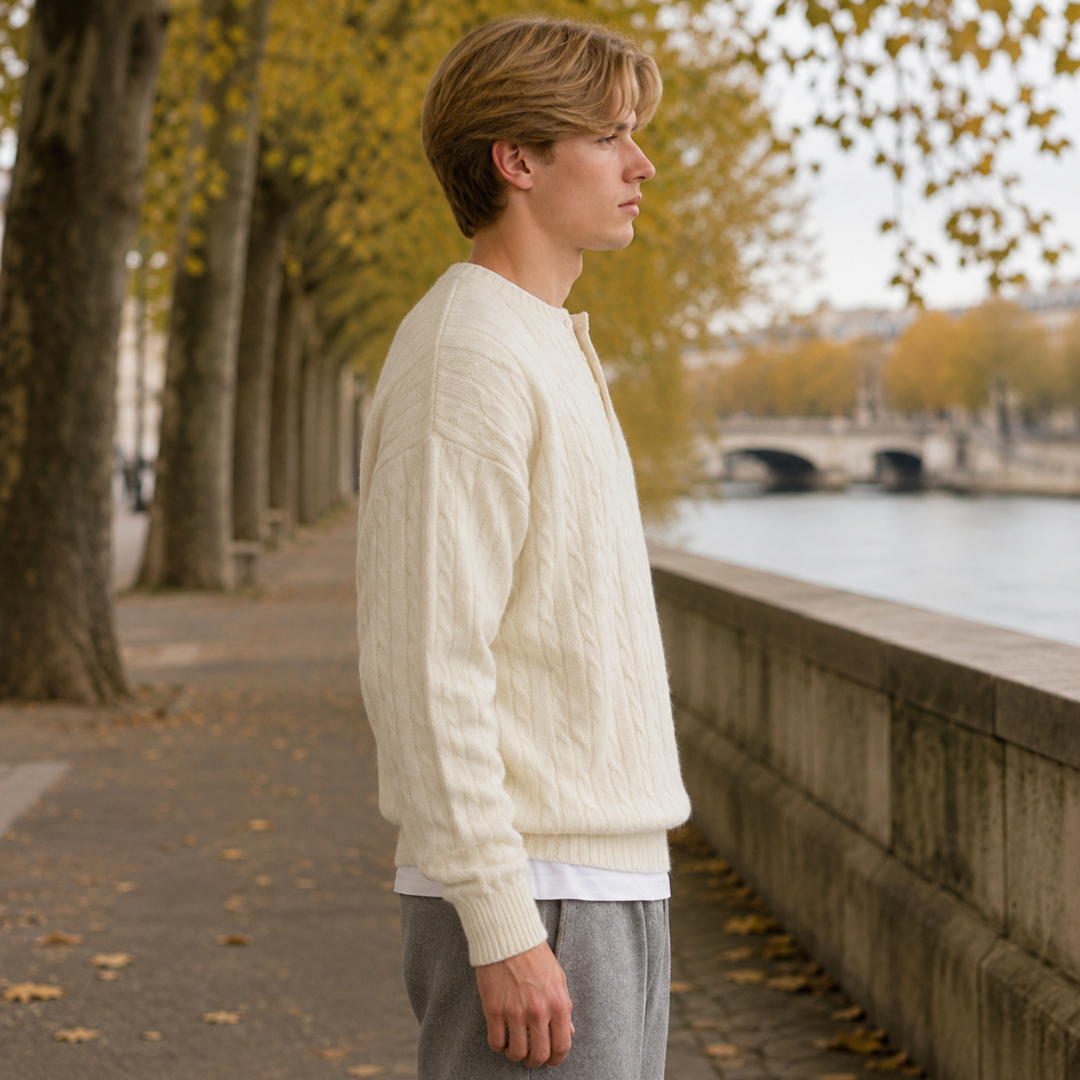 Vue de profil du pull homme blanc torsadé, manches longues et poignets côtelés