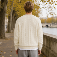 Dos du pull homme blanc à torsades verticales avec bas côtelé