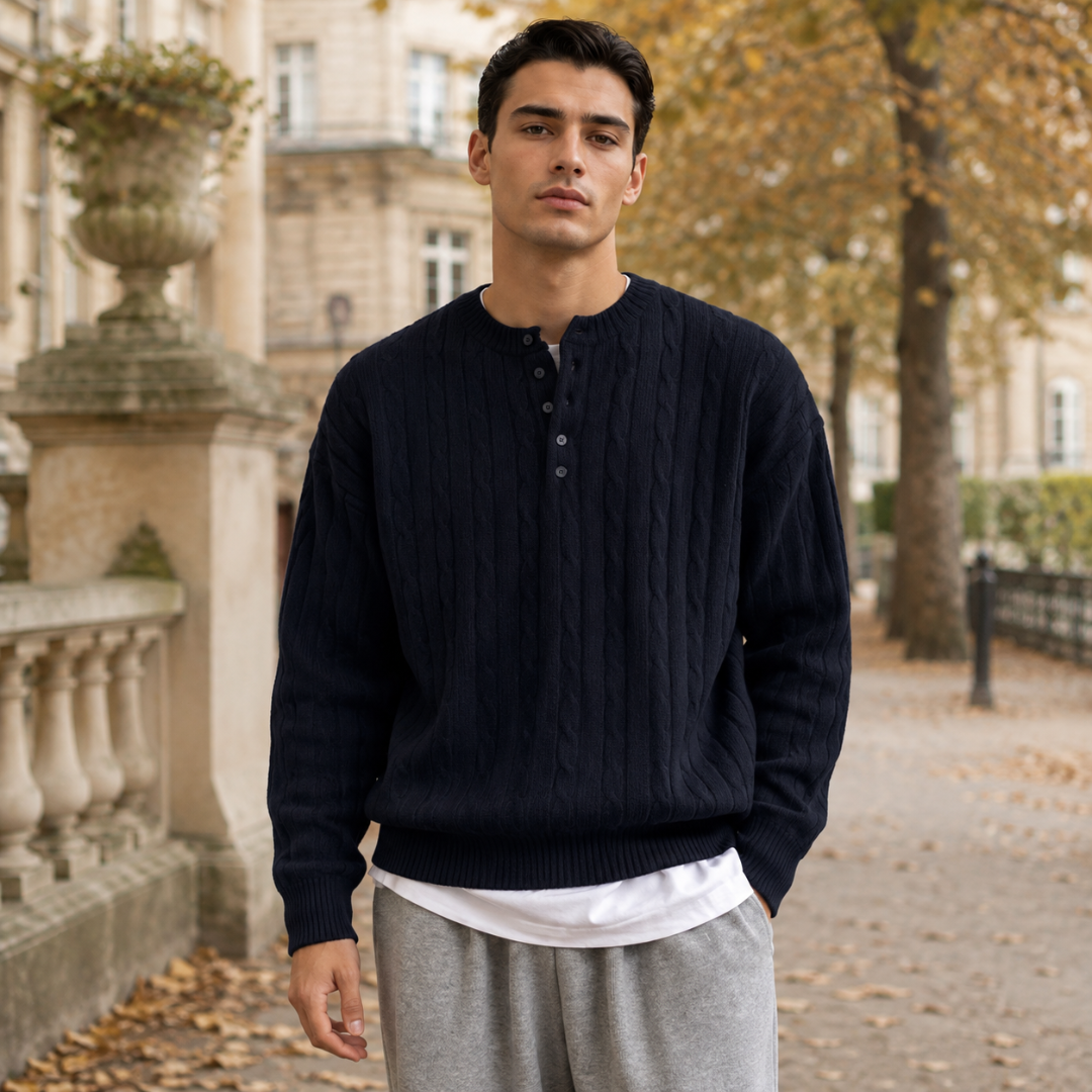 Pull homme bleu marine à torsades verticales, encolure ronde boutonnée et bas côtelé