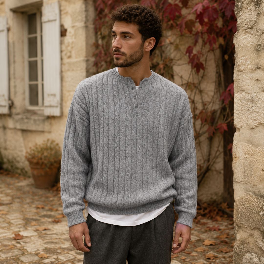 Pull homme gris clair torsadé porté sur un t-shirt blanc, patte boutonnée visible