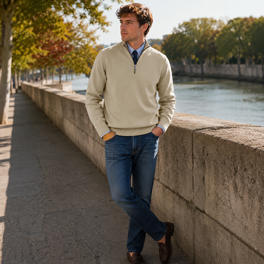 Pull homme beige zippé en pied, associé à un jean bleu et des mocassins marron
