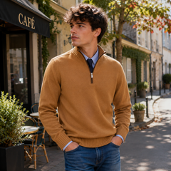 Pull homme camel zippé au col, porté avec une cravate marine et une chemise rayée