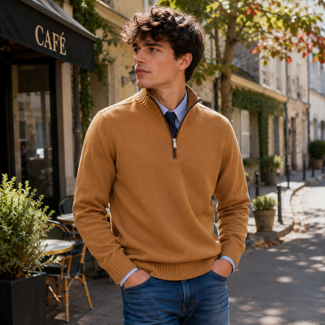 Pull homme camel zippé au col, porté avec une cravate marine et une chemise rayée