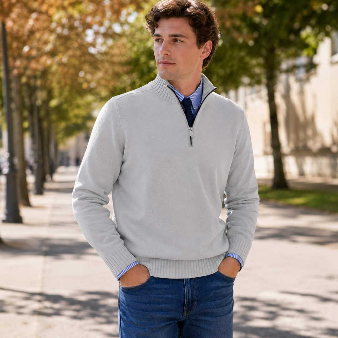Pull homme gris clair à col montant zippé et poignets côtelés, chemise rayée dessous