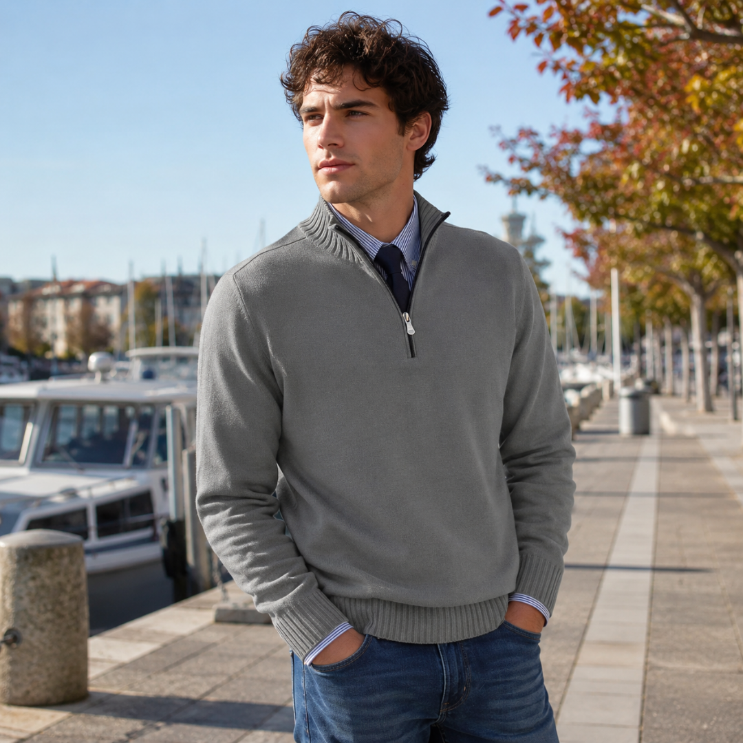 Pull homme gris foncé à col zippé, poignets côtelés et chemise rayée apparente