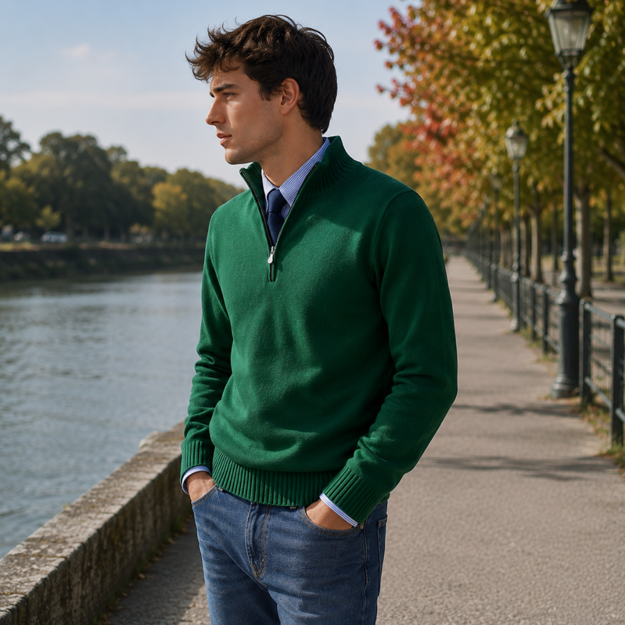 Pull homme vert de trois quarts, col côtelé et courte fermeture éclair visible