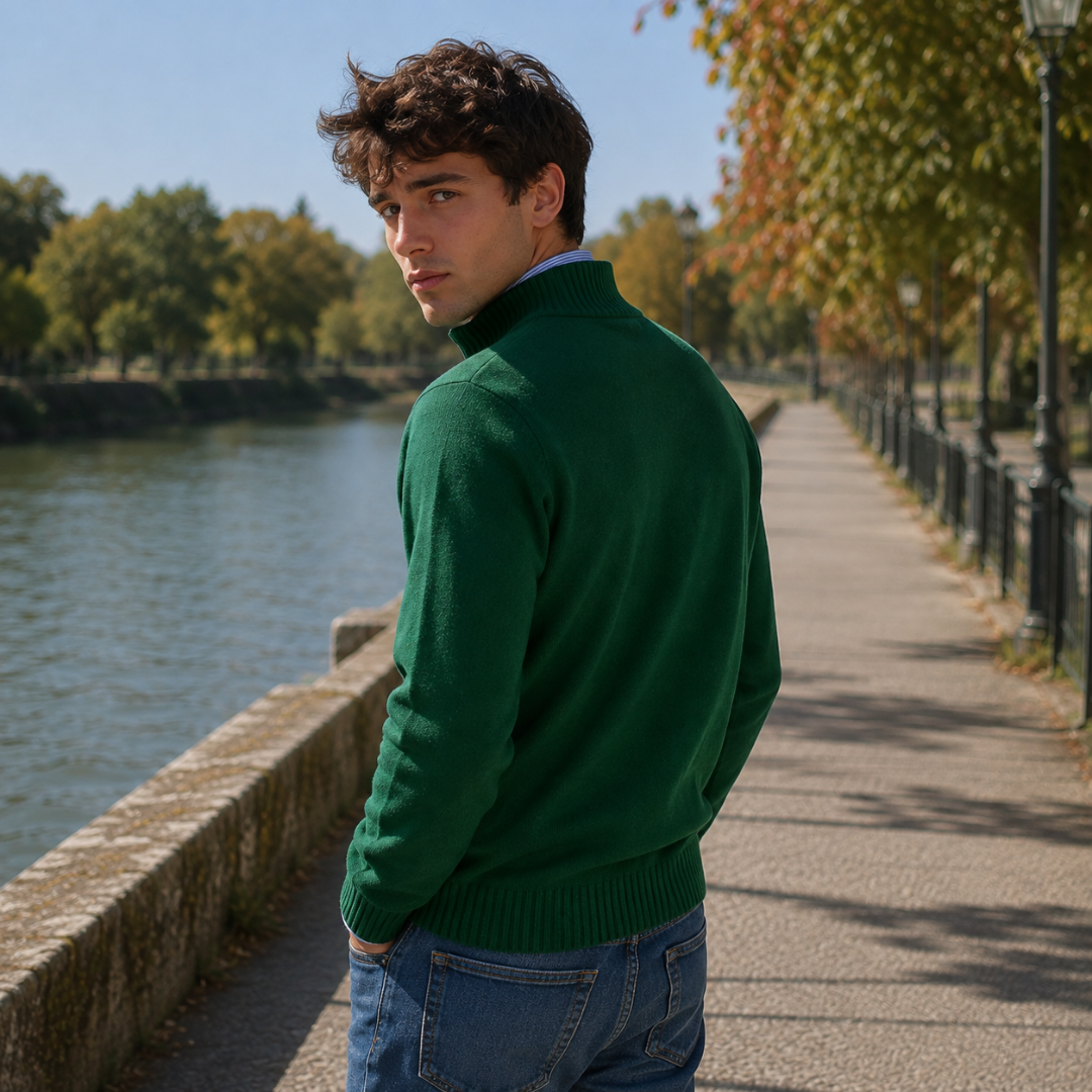 Dos du pull homme vert avec col montant côtelé et bas côtelé