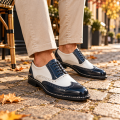 Richelieu homme bleu et blanc brillant, perforations brogue sur l'empeigne