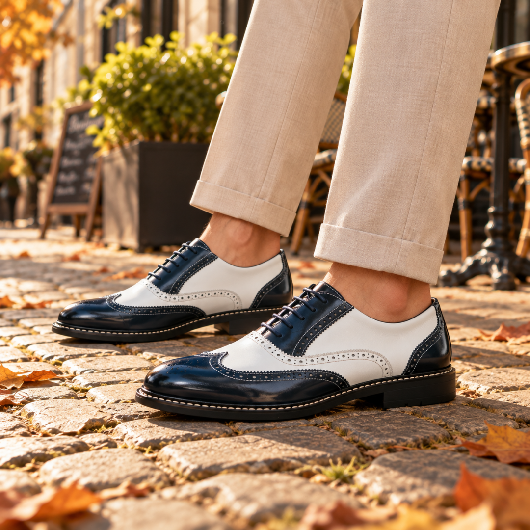 Richelieu homme bleu bicolore porté avec chino clair, bout fleuri dentelé