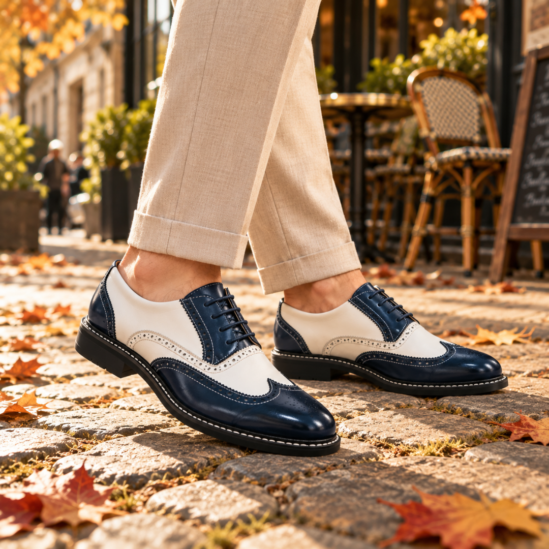 Paire de richelieus bleu et blanc à lacets, découpes brogue bien marquées