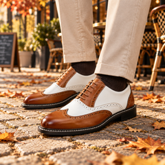 Richelieu homme marron bicolore de profil, bout fleuri et lacets assortis