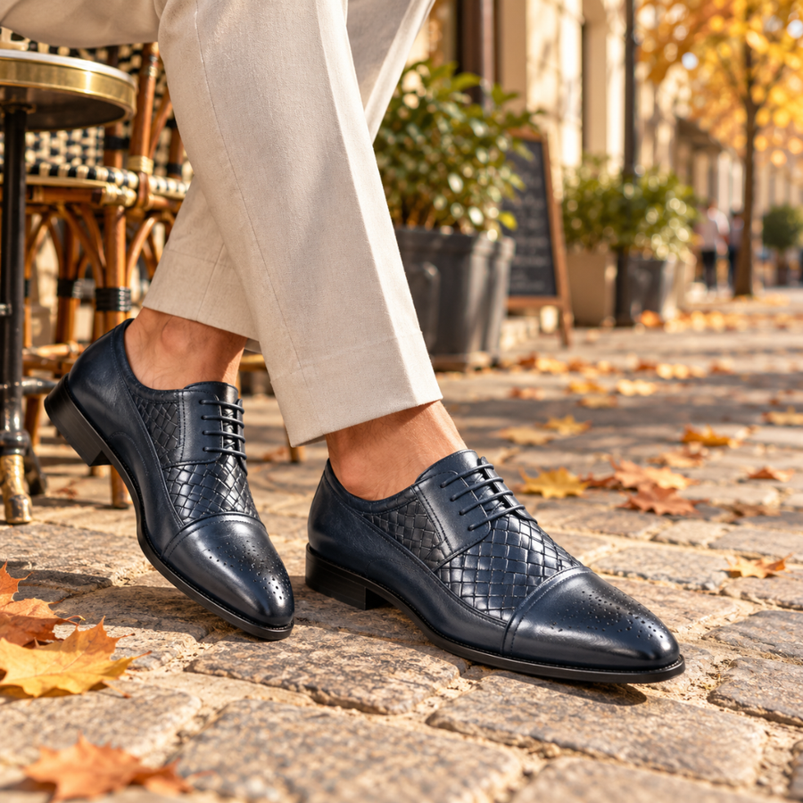 Richelieu homme bleu à empiècements tressés porté avec un pantalon beige en ville