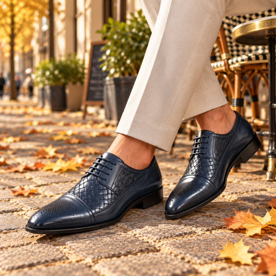 Paire de richelieus bleus à lacets, bout perforé et semelle à petit talon
