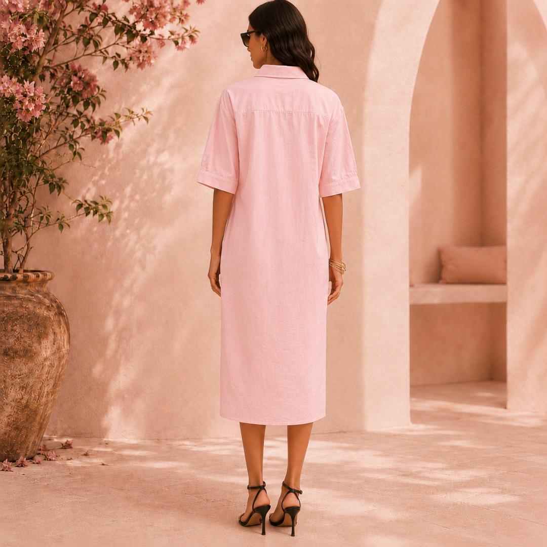 Gros plan sur les poches plaquées et boutons de la robe rose