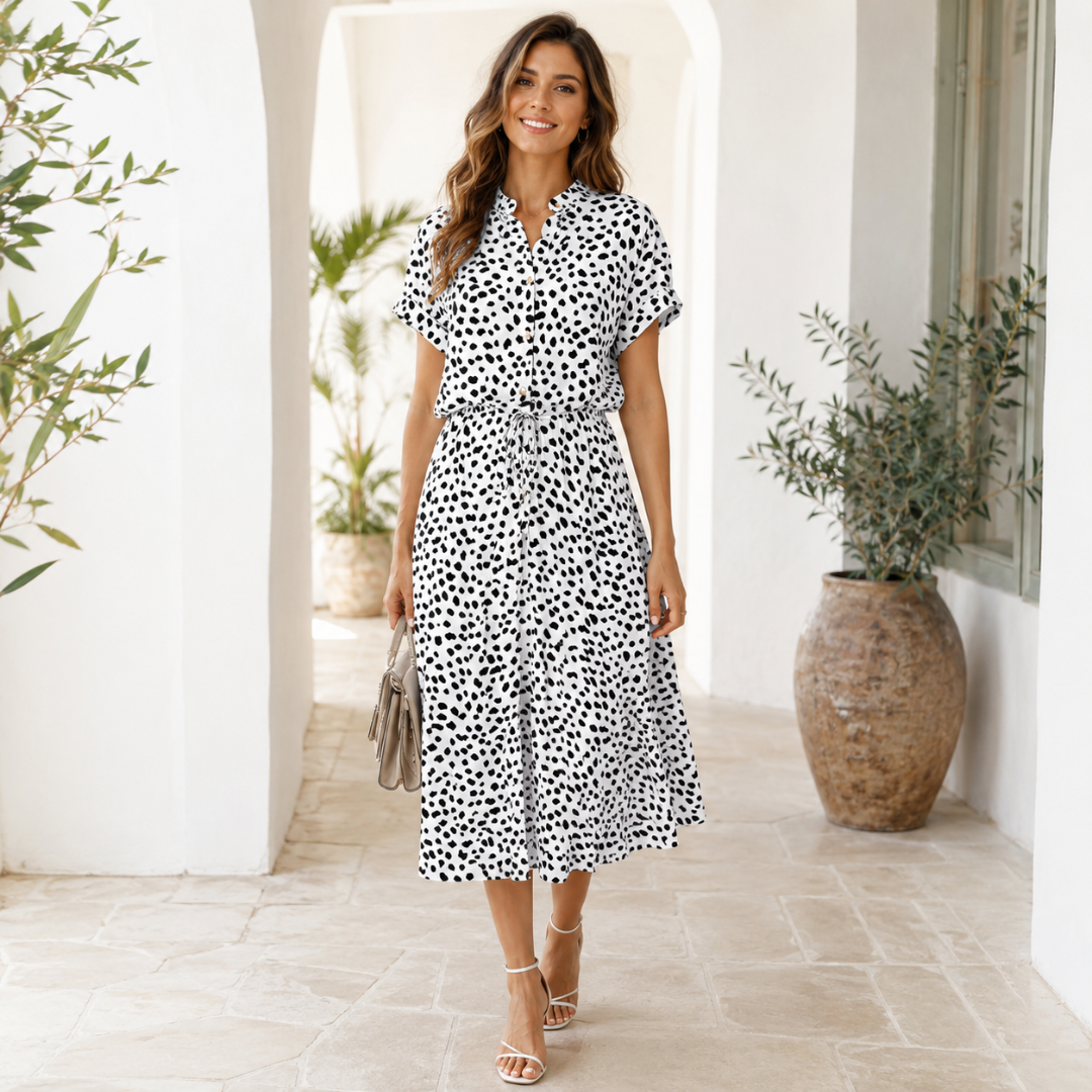 Robe chemise blanche à taches noires, coupe midi évasée et manches courtes