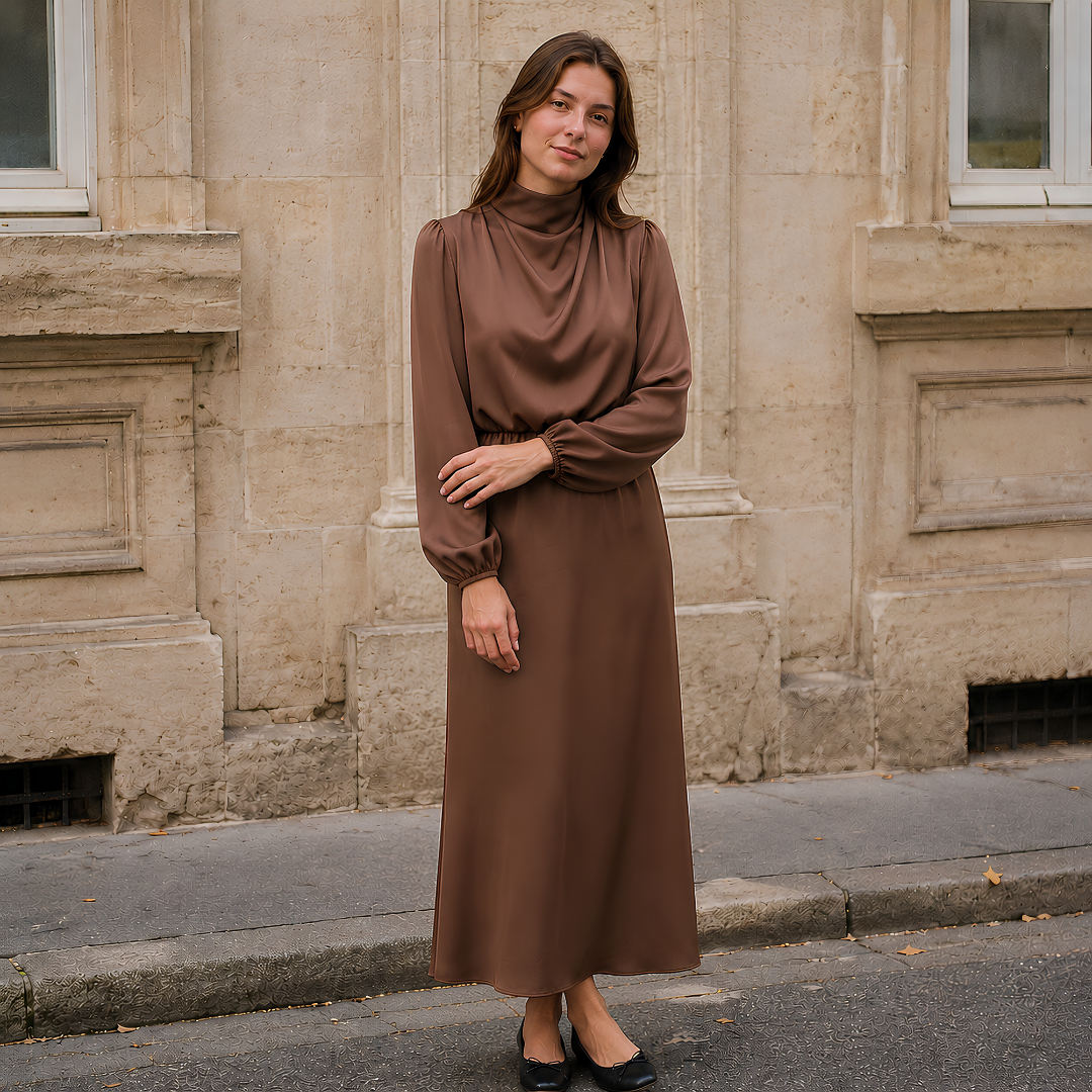 Robe longue marron à col drapé, manches bouffantes et taille froncée